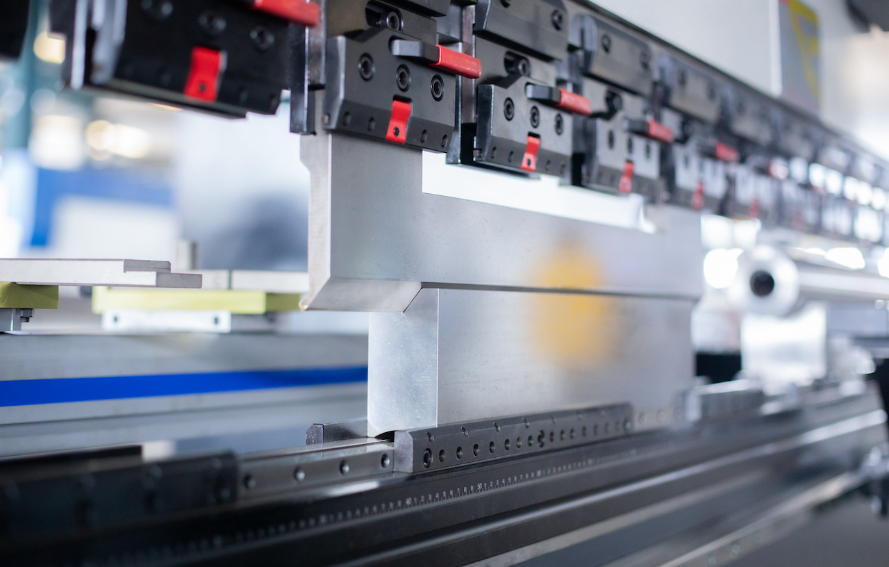 100t hidraulikus CNC fékprés Koronás Cnc présfék Delem