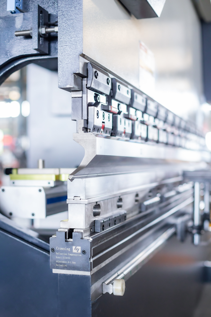 100t hidraulikus CNC fékprés Koronás Cnc présfék Delem