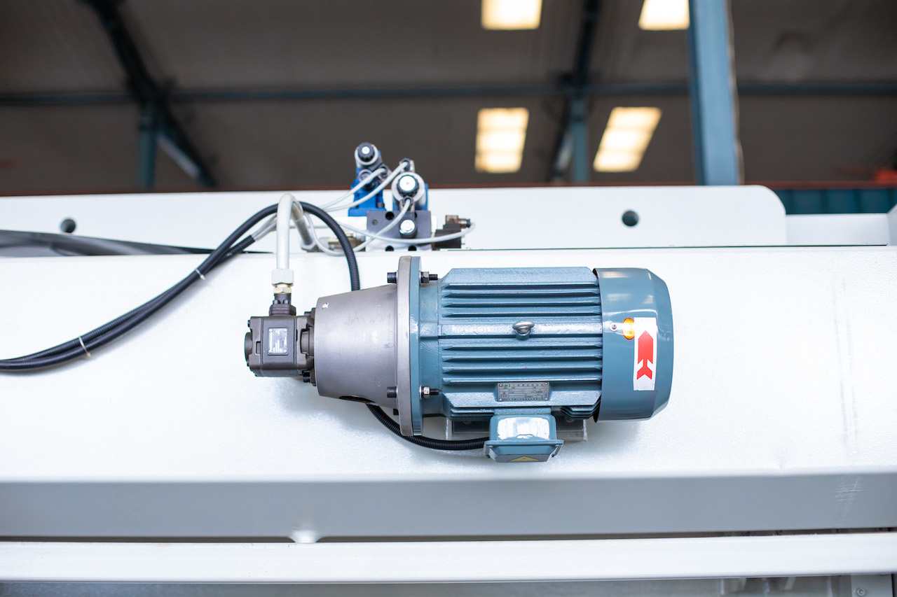 100t hidraulikus CNC fékprés Koronás Cnc présfék Delem