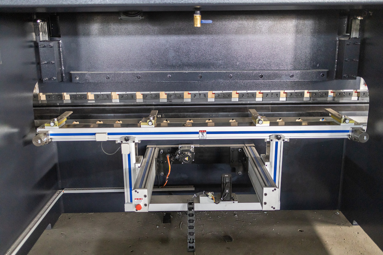 100t hidraulikus CNC fékprés Koronás Cnc présfék Delem