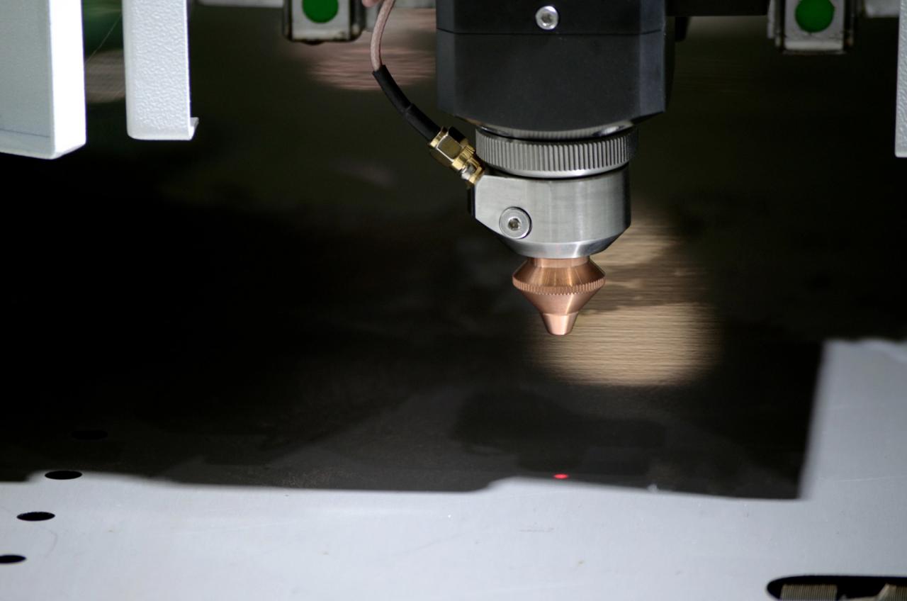 1500*3000mm 500w Racuys Or Ipg Fiber Laser Cutting Machine 1500*3000mm 500w Racuys vagy Ipg Fiber lézervágó gép