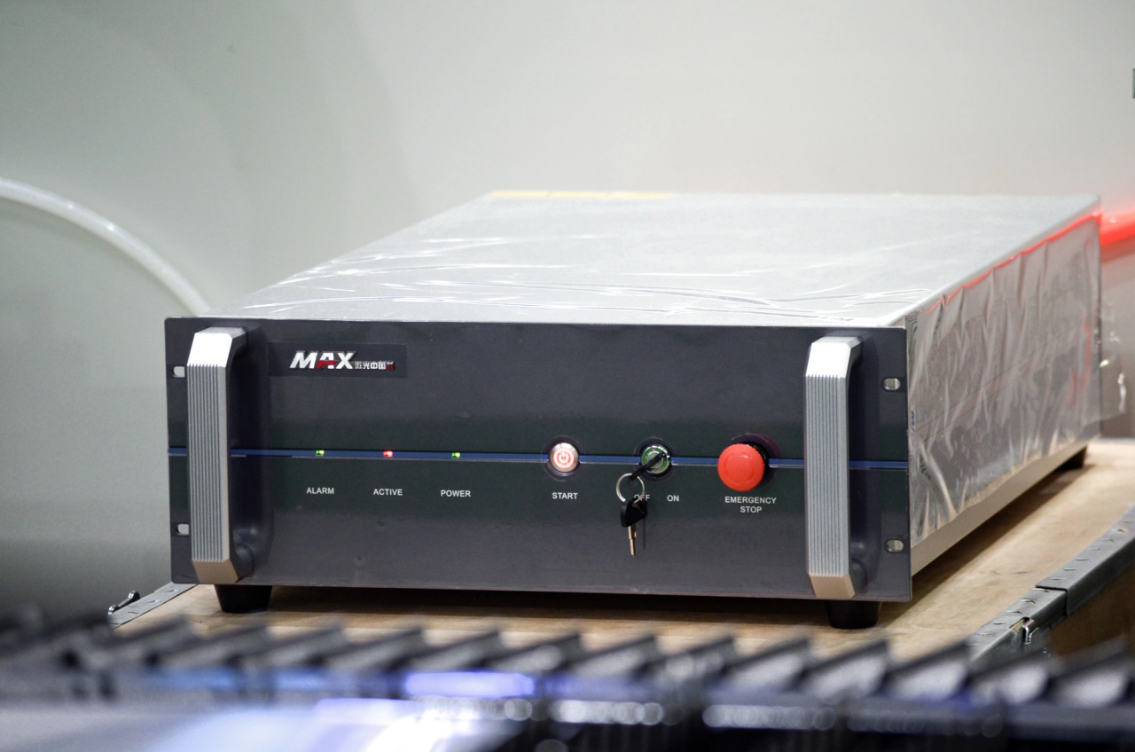 1500*3000mm 500w Racuys Or Ipg Fiber Laser Cutting Machine 1500*3000mm 500w Racuys vagy Ipg Fiber lézervágó gép