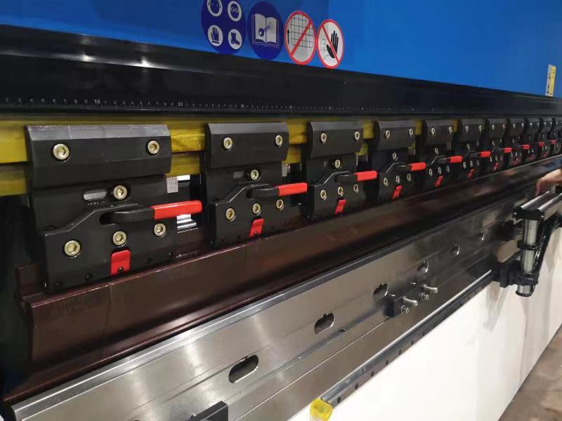 160t-4000 4 tengelyes CNC hidraulikus hajlítógép féknyomó