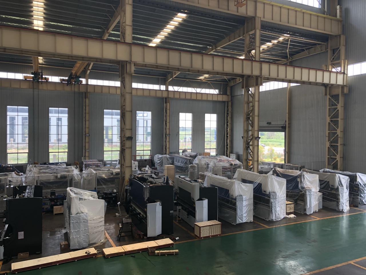 16mm Hydraulic Guillotine Shearing Machine For Sheet Metal Cutting 6 Meters 16 mm-es hidraulikus guillotine nyírógép 6 méteres lemez vágásához