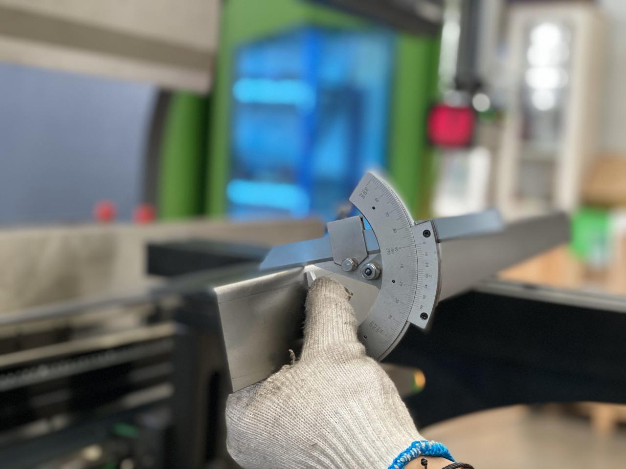 16mm Hydraulic Guillotine Shearing Machine For Sheet Metal Cutting 6 Meters 16 mm-es hidraulikus guillotine nyírógép 6 méteres lemez vágásához