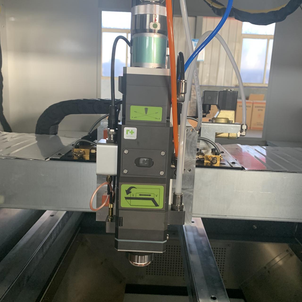 1kw 2kw Good Price Fiber Laser Cutting Machine For Sheet Metal 1kw 2kw jó árú szálas lézervágó gép fémlemezhez