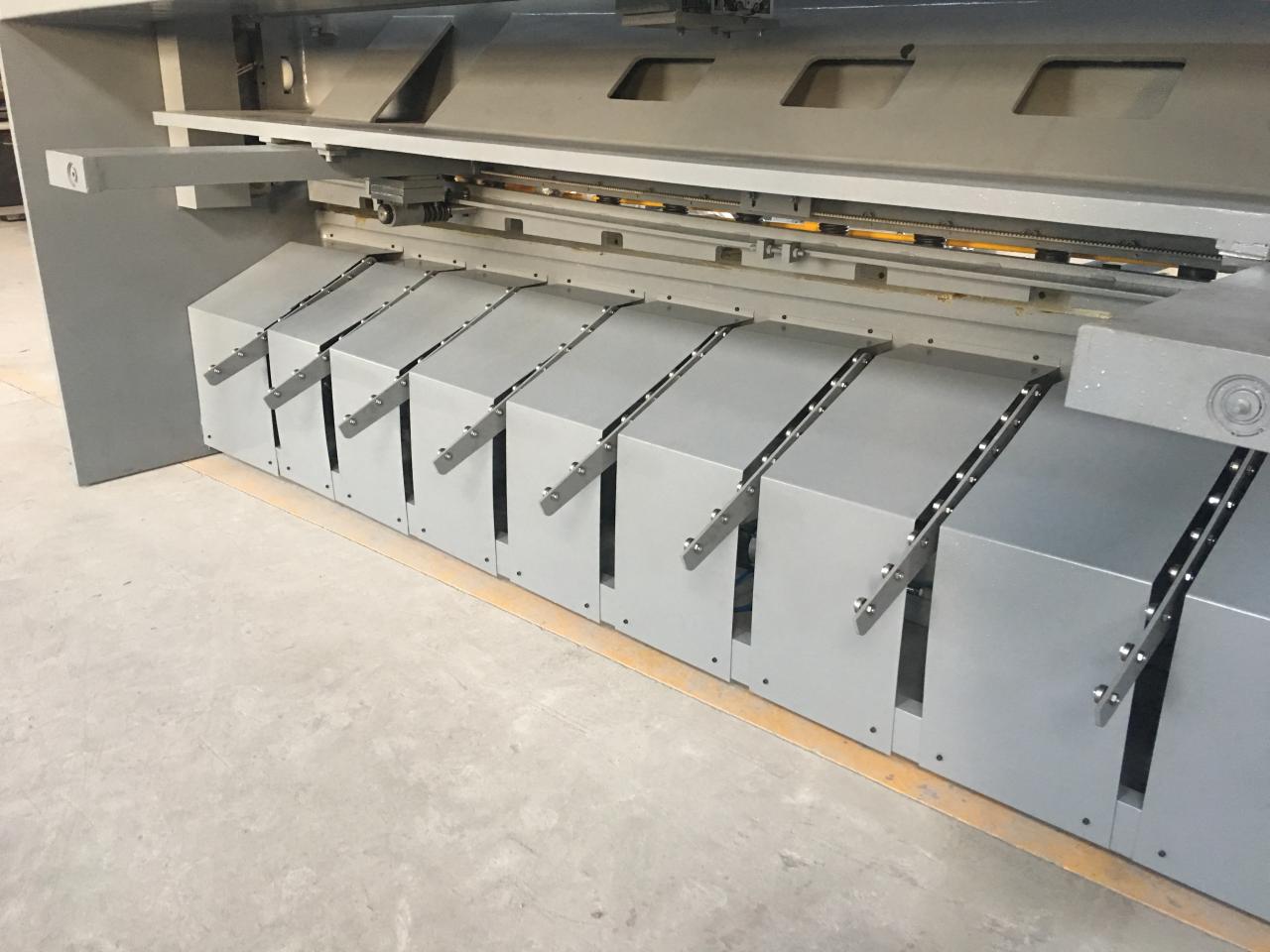 2,5 m hosszúságú hidraulikus Nc lengőgerendás nyírógép