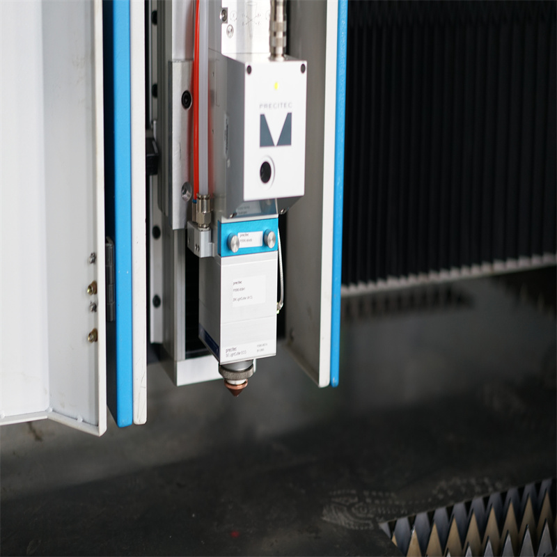 2000 W fém lézervágó CNC lemezes fémszálas lézervágó gép