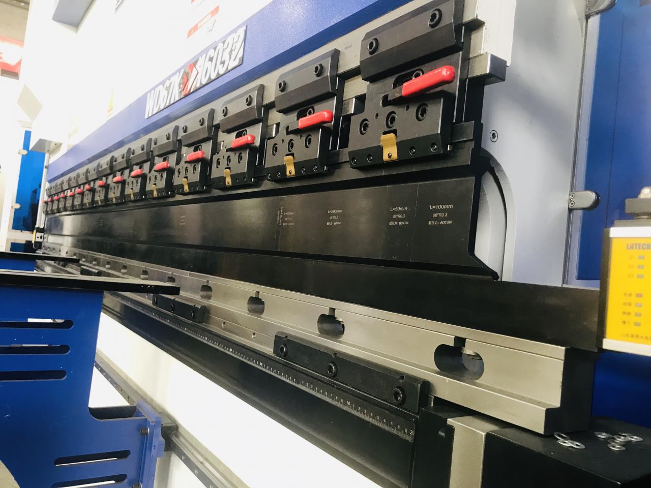 200t 300t szabványos ipari présfék Cnc hidraulikus présfékező gép