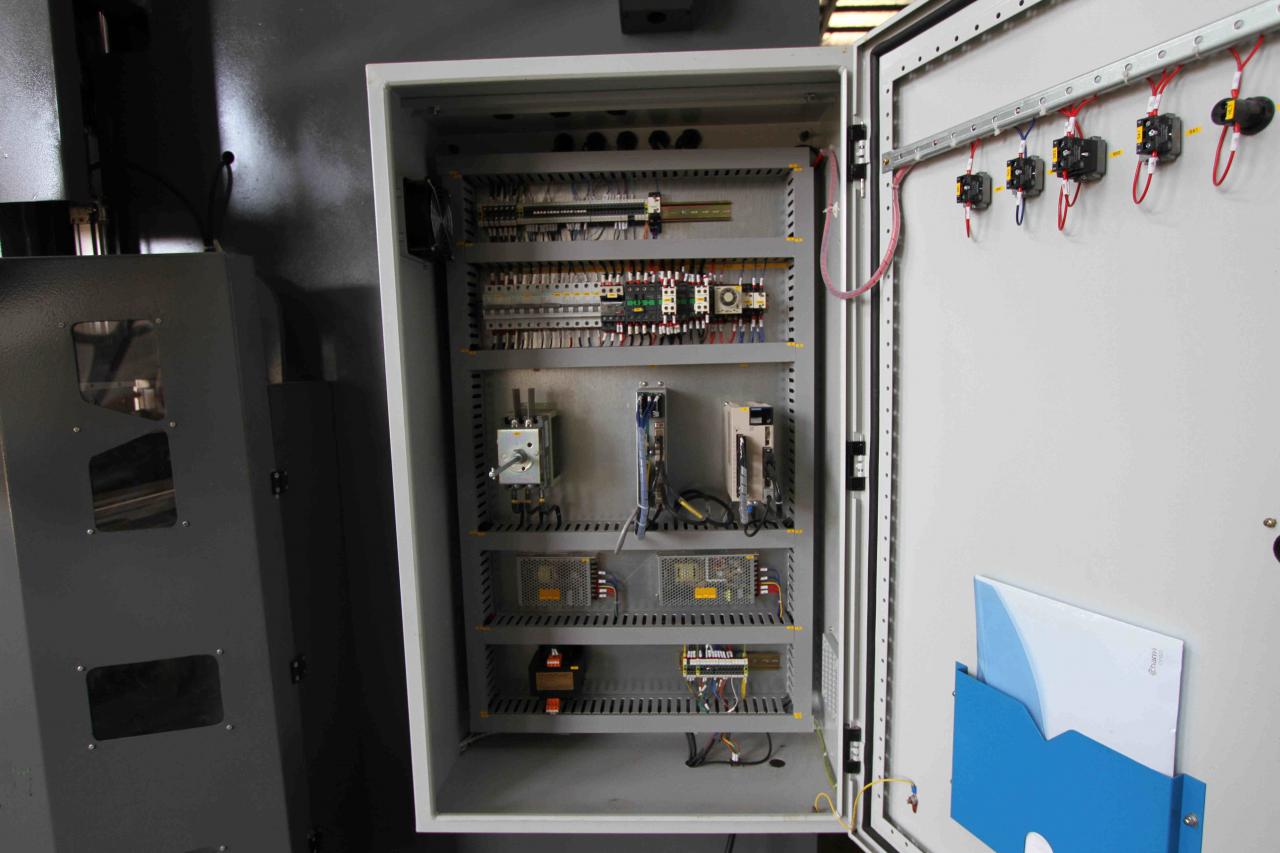 200t 300t szabványos ipari présfék Cnc hidraulikus présfékező gép