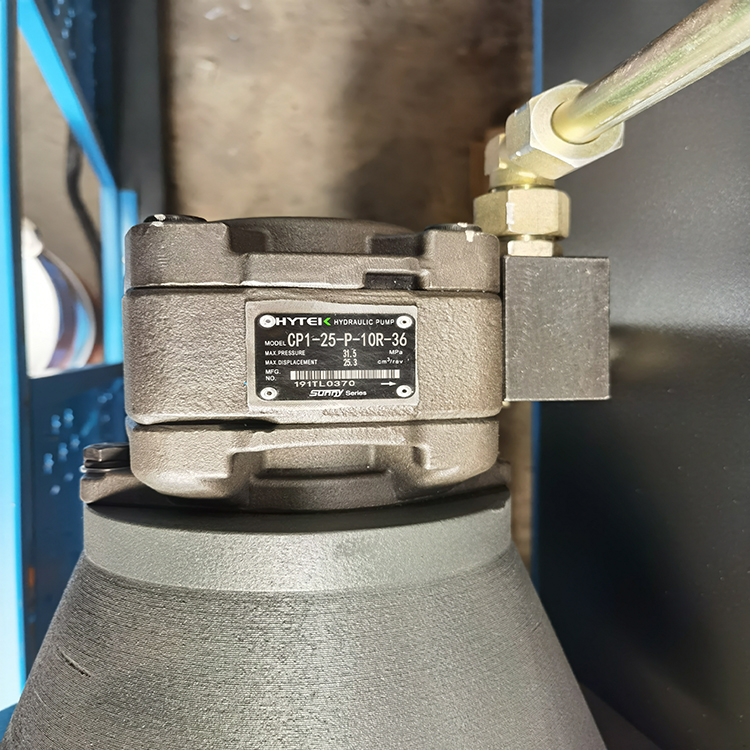 300t/4000 Hydraulic Press Brake Machine 300t/4000 hidraulikus présfékező gép