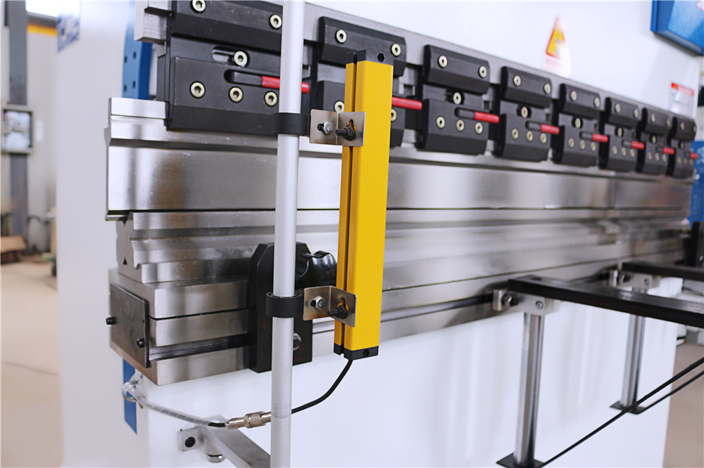 3+1 Axis Cnc Hydraulic Press Brake With Esa System 3+1 tengelyes Cnc hidraulikus présfék ESA rendszerrel