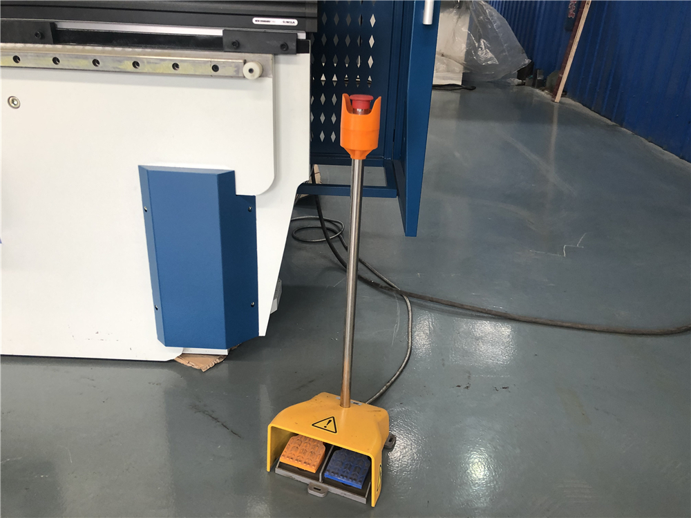 3+1 Axis Cnc Hydraulic Press Brake With Esa System 3+1 tengelyes Cnc hidraulikus présfék ESA rendszerrel