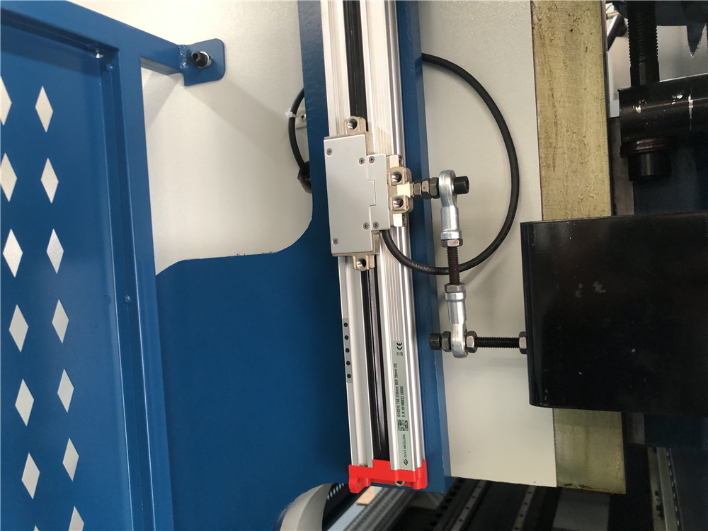 3+1 Axis Cnc Hydraulic Press Brake With Esa System 3+1 tengelyes Cnc hidraulikus présfék ESA rendszerrel