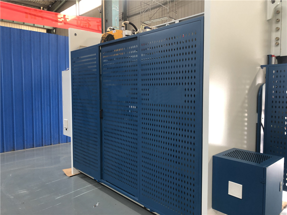 3+1 Axis Cnc Hydraulic Press Brake With Esa System 3+1 tengelyes Cnc hidraulikus présfék ESA rendszerrel