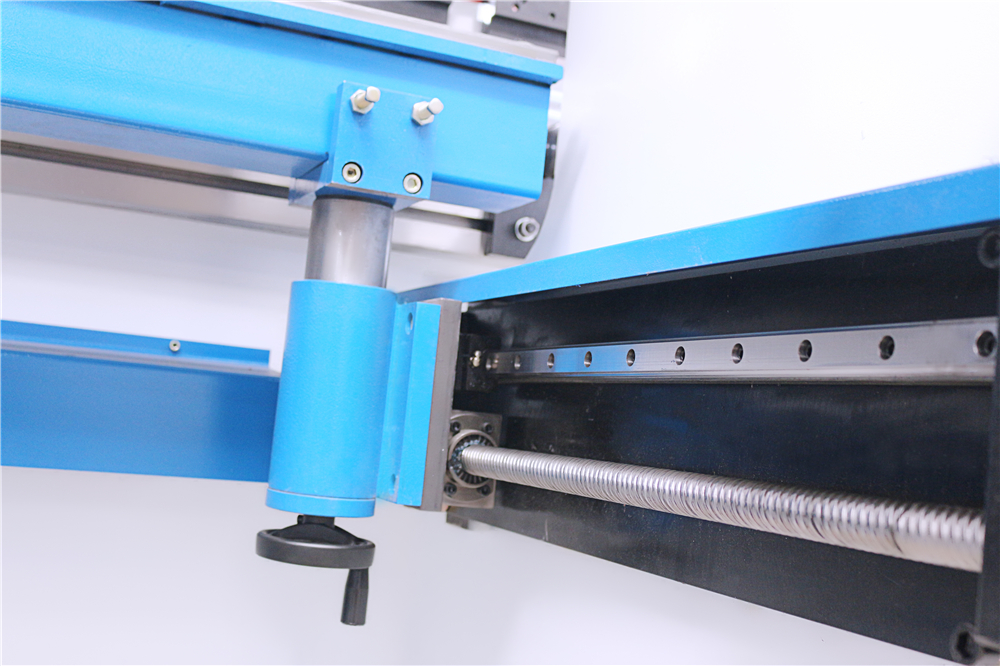 3+1 Axis Cnc Hydraulic Press Brake With Esa System 3+1 tengelyes Cnc hidraulikus présfék ESA rendszerrel