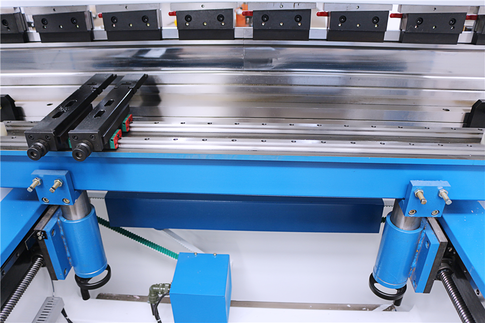 3+1 Axis Cnc Hydraulic Press Brake With Esa System 3+1 tengelyes Cnc hidraulikus présfék ESA rendszerrel