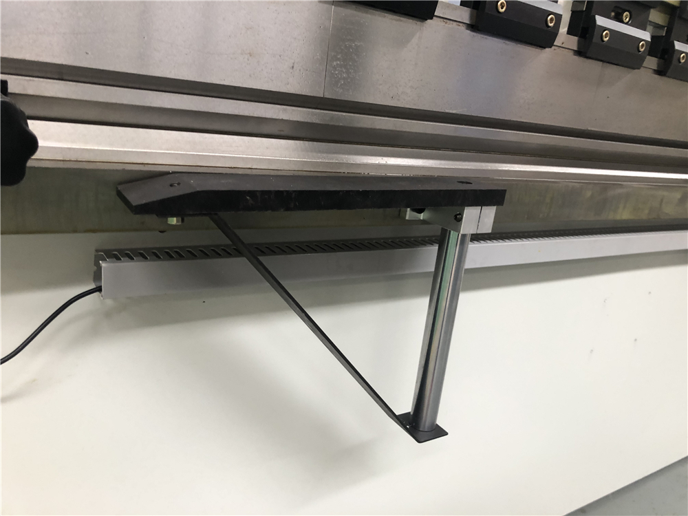 3+1 Axis Cnc Hydraulic Press Brake With Esa System 3+1 tengelyes Cnc hidraulikus présfék ESA rendszerrel