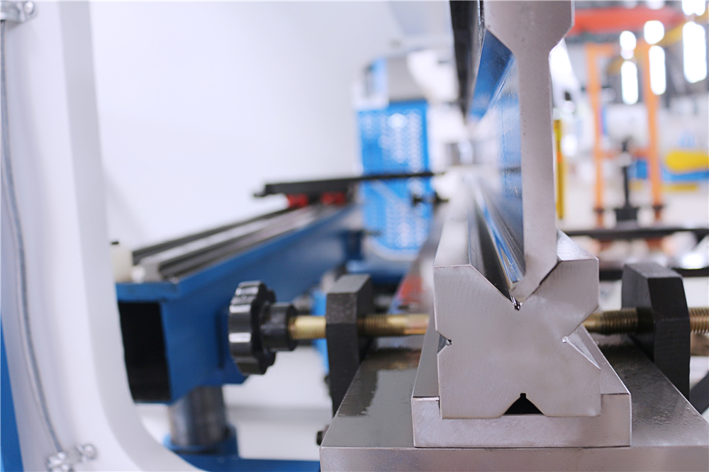 3+1 Axis Cnc Hydraulic Press Brake With Esa System 3+1 tengelyes Cnc hidraulikus présfék ESA rendszerrel