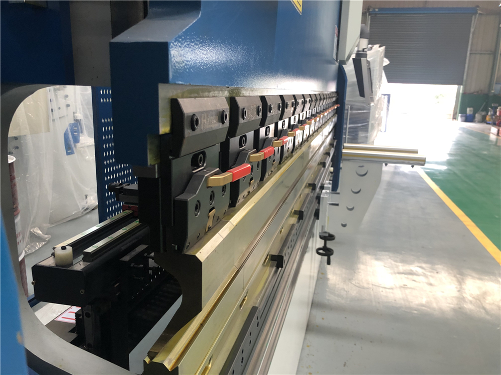 3+1 Axis Cnc Hydraulic Press Brake With Esa System 3+1 tengelyes Cnc hidraulikus présfék ESA rendszerrel