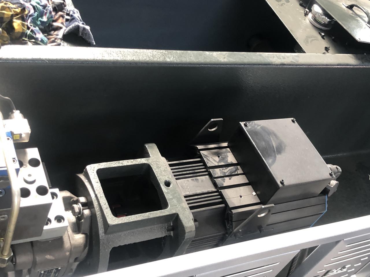 3+1 Axis Cnc Hydraulic Press Brake With Esa System 3+1 tengelyes Cnc hidraulikus présfék ESA rendszerrel