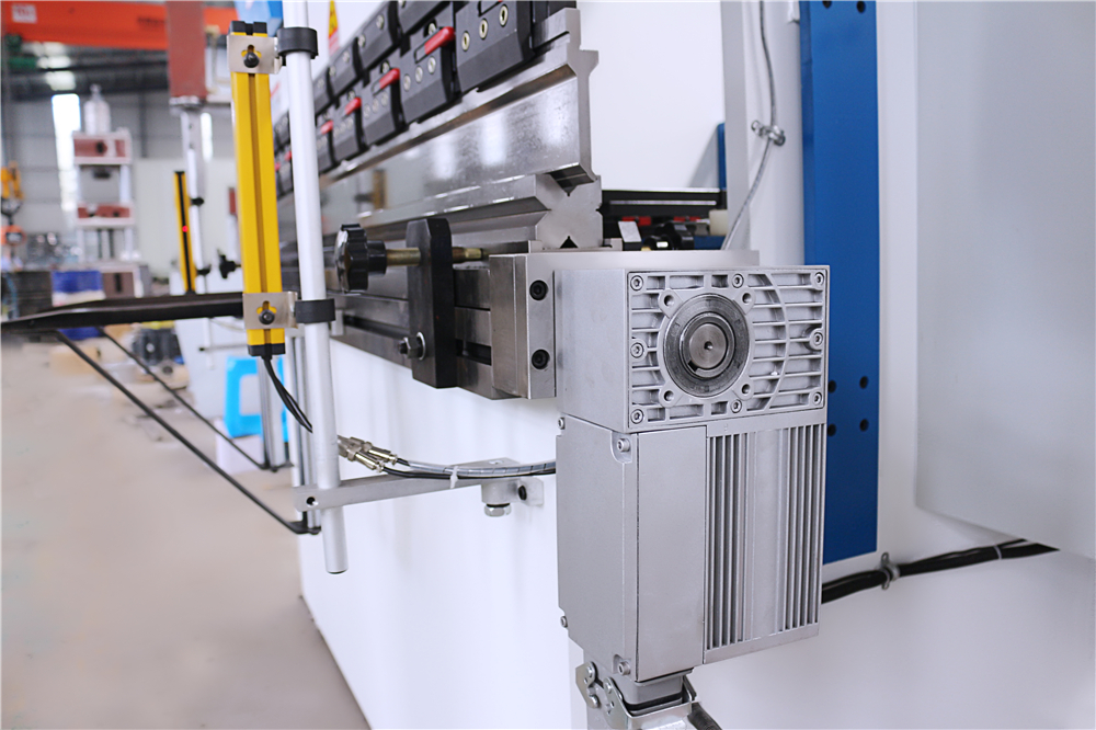 3+1 Axis Cnc Hydraulic Press Brake With Esa System 3+1 tengelyes Cnc hidraulikus présfék ESA rendszerrel