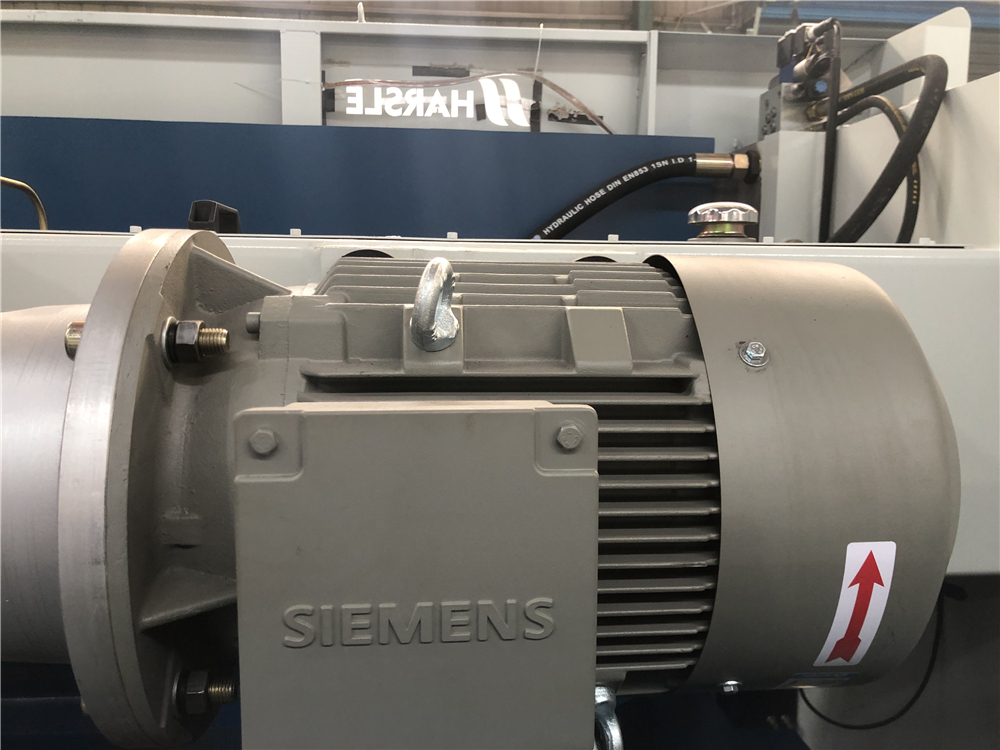 3+1 Axis Cnc Hydraulic Press Brake With Esa System 3+1 tengelyes Cnc hidraulikus présfék ESA rendszerrel