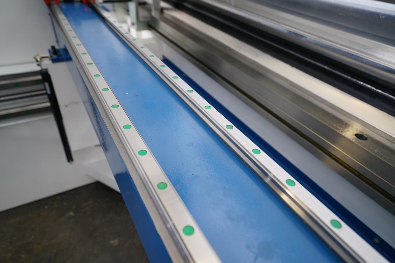 4 Axis Cnc Tandem Press Brake With Delem Da58t 2d Graphical Controller 4 tengelyes Cnc tandem nyomófék Delem Da58t 2d grafikus vezérlővel