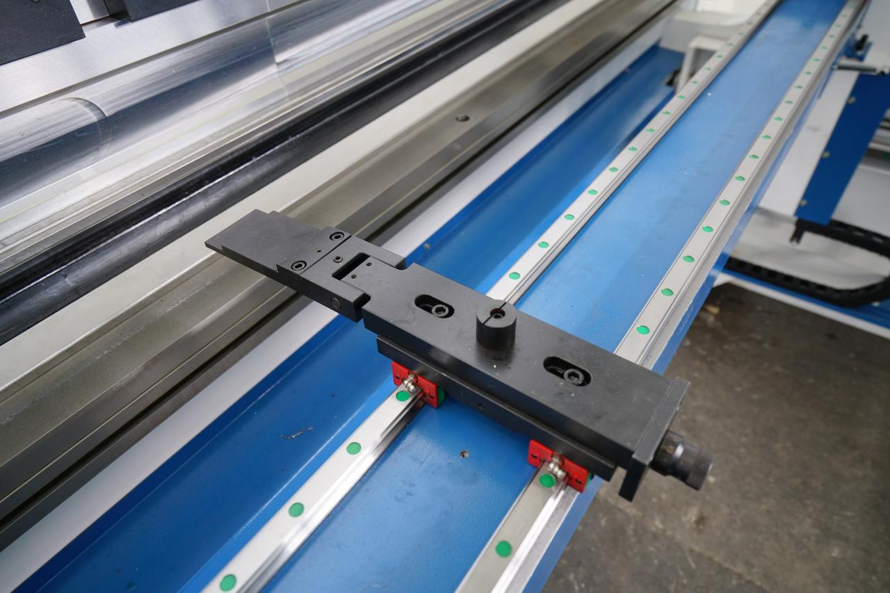 4 Axis Cnc Tandem Press Brake With Delem Da58t 2d Graphical Controller 4 tengelyes Cnc tandem nyomófék Delem Da58t 2d grafikus vezérlővel