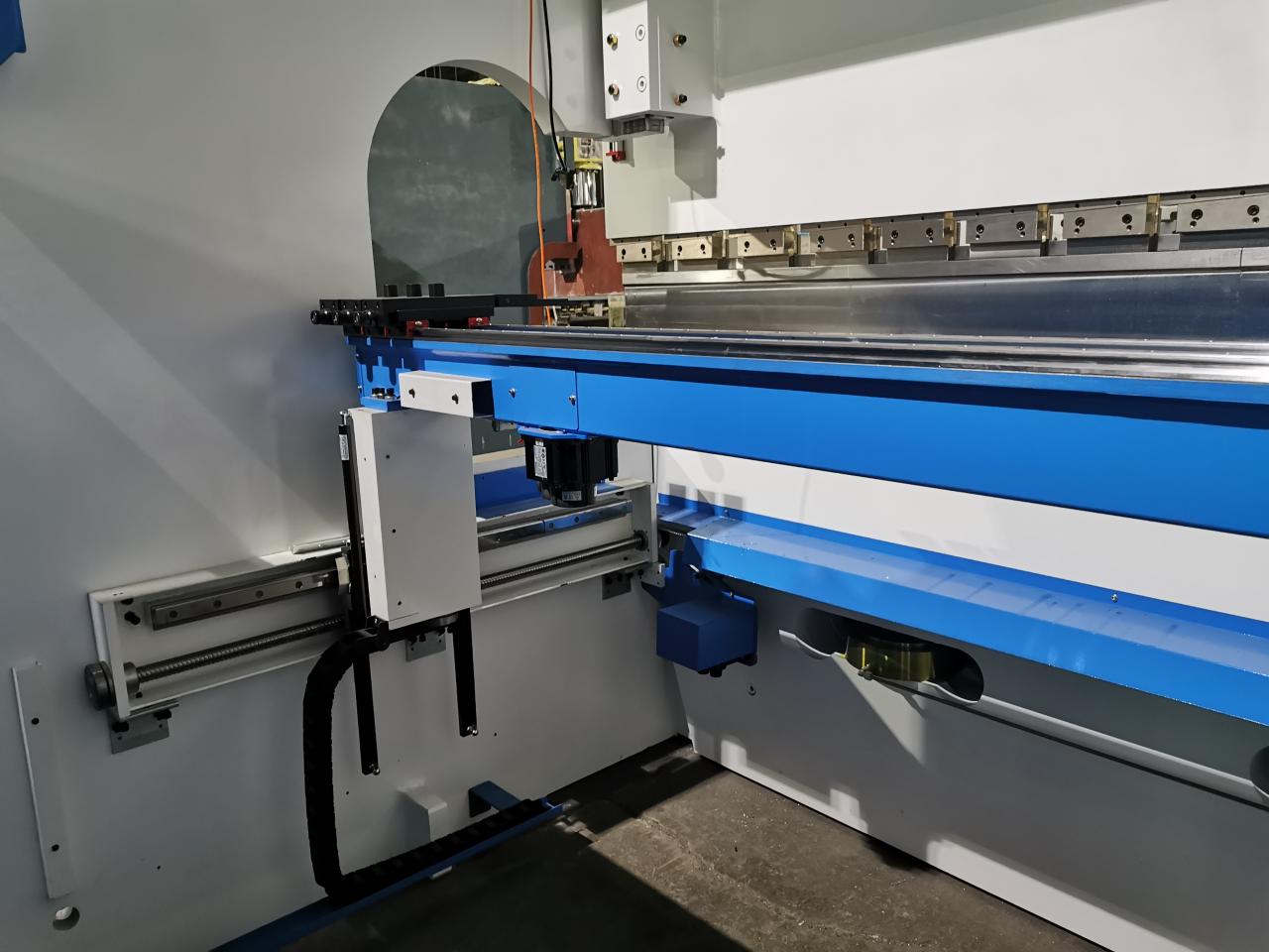 4 Axis Cnc Tandem Press Brake With Delem Da58t 2d Graphical Controller 4 tengelyes Cnc tandem nyomófék Delem Da58t 2d grafikus vezérlővel