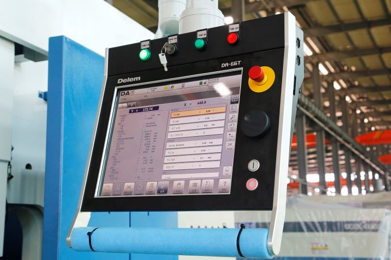 4 Axis Cnc Tandem Press Brake With Delem Da58t 2d Graphical Controller 4 tengelyes Cnc tandem nyomófék Delem Da58t 2d grafikus vezérlővel