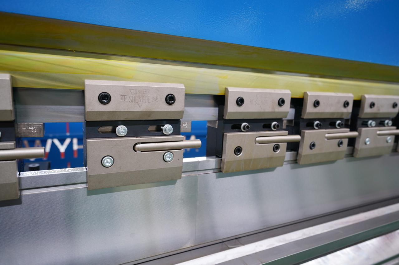 4 Axis Cnc Tandem Press Brake With Delem Da58t 2d Graphical Controller 4 tengelyes Cnc tandem nyomófék Delem Da58t 2d grafikus vezérlővel