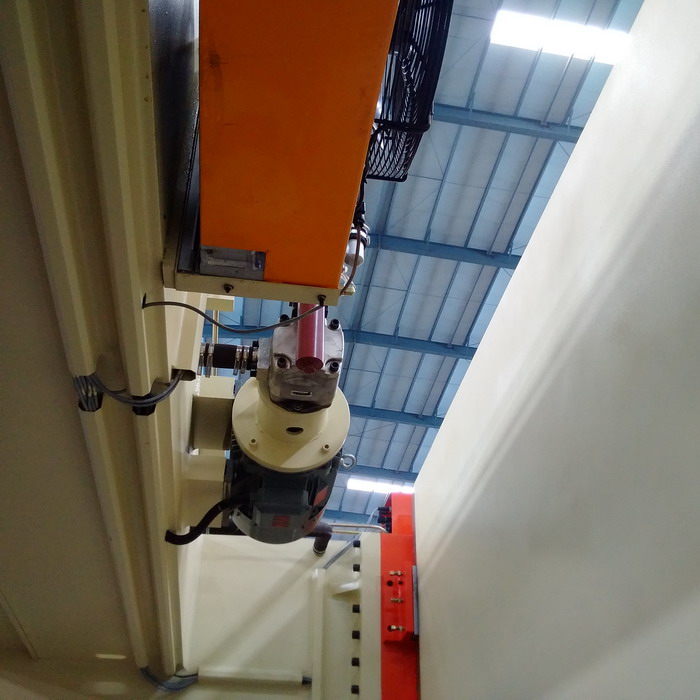 4 Axis Cnc Tandem Press Brake With Delem Da58t 2d Graphical Controller 4 tengelyes Cnc tandem nyomófék Delem Da58t 2d grafikus vezérlővel