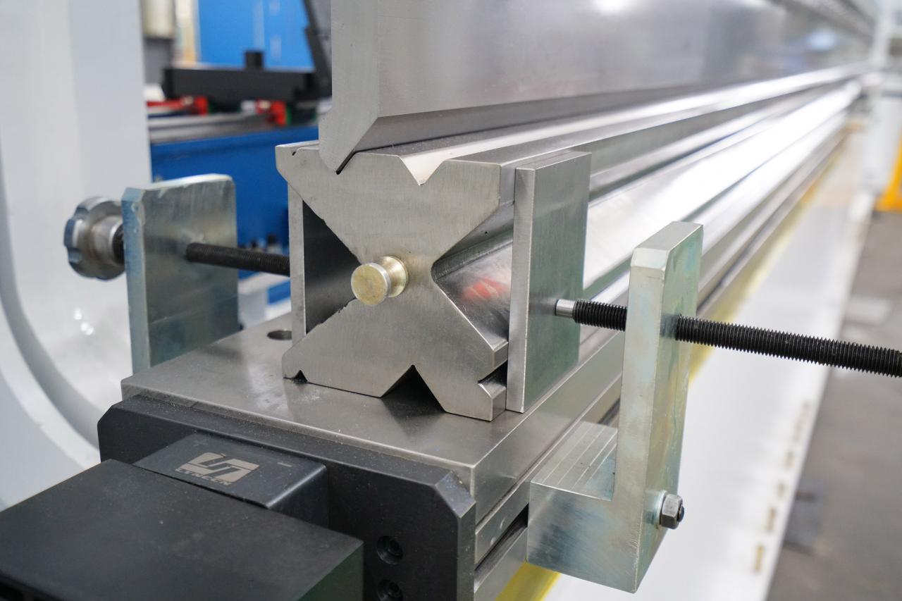 4 Axis Cnc Tandem Press Brake With Delem Da58t 2d Graphical Controller 4 tengelyes Cnc tandem nyomófék Delem Da58t 2d grafikus vezérlővel