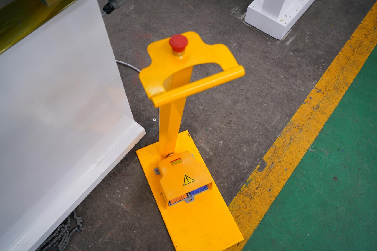 4 Axis Cnc Tandem Press Brake With Delem Da58t 2d Graphical Controller 4 tengelyes Cnc tandem nyomófék Delem Da58t 2d grafikus vezérlővel