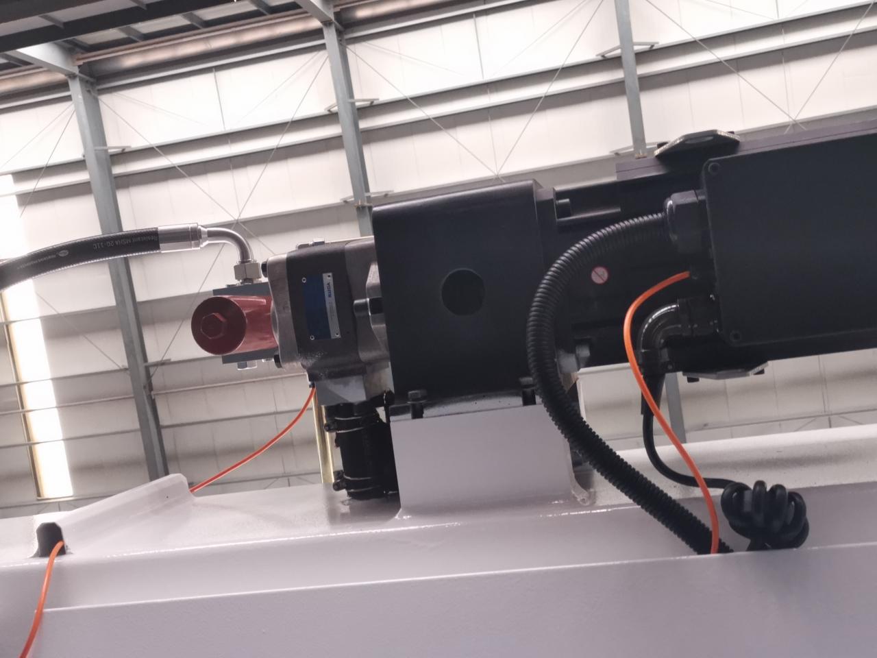 4 Axis Cnc Tandem Press Brake With Delem Da58t 2d Graphical Controller 4 tengelyes Cnc tandem nyomófék Delem Da58t 2d grafikus vezérlővel