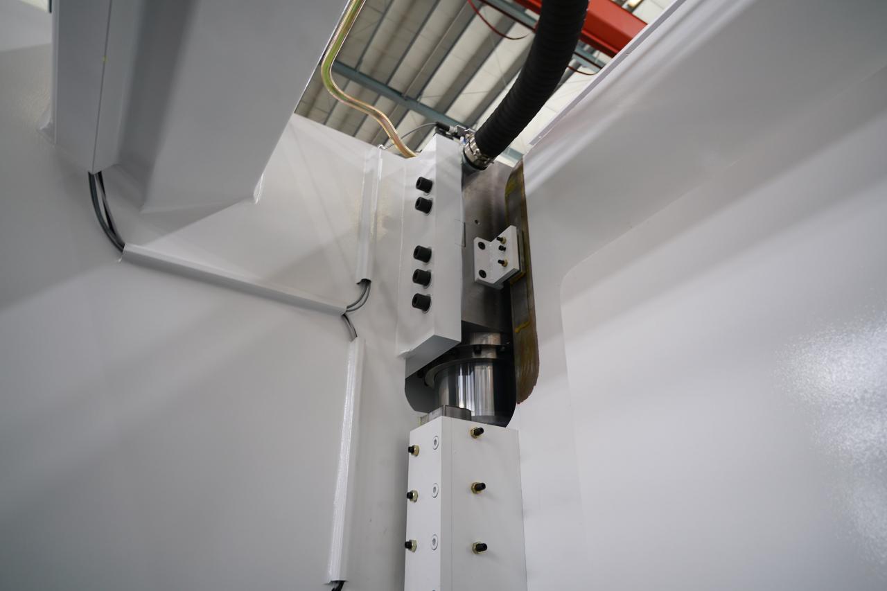 4 Axis Cnc Tandem Press Brake With Delem Da58t 2d Graphical Controller 4 tengelyes Cnc tandem nyomófék Delem Da58t 2d grafikus vezérlővel