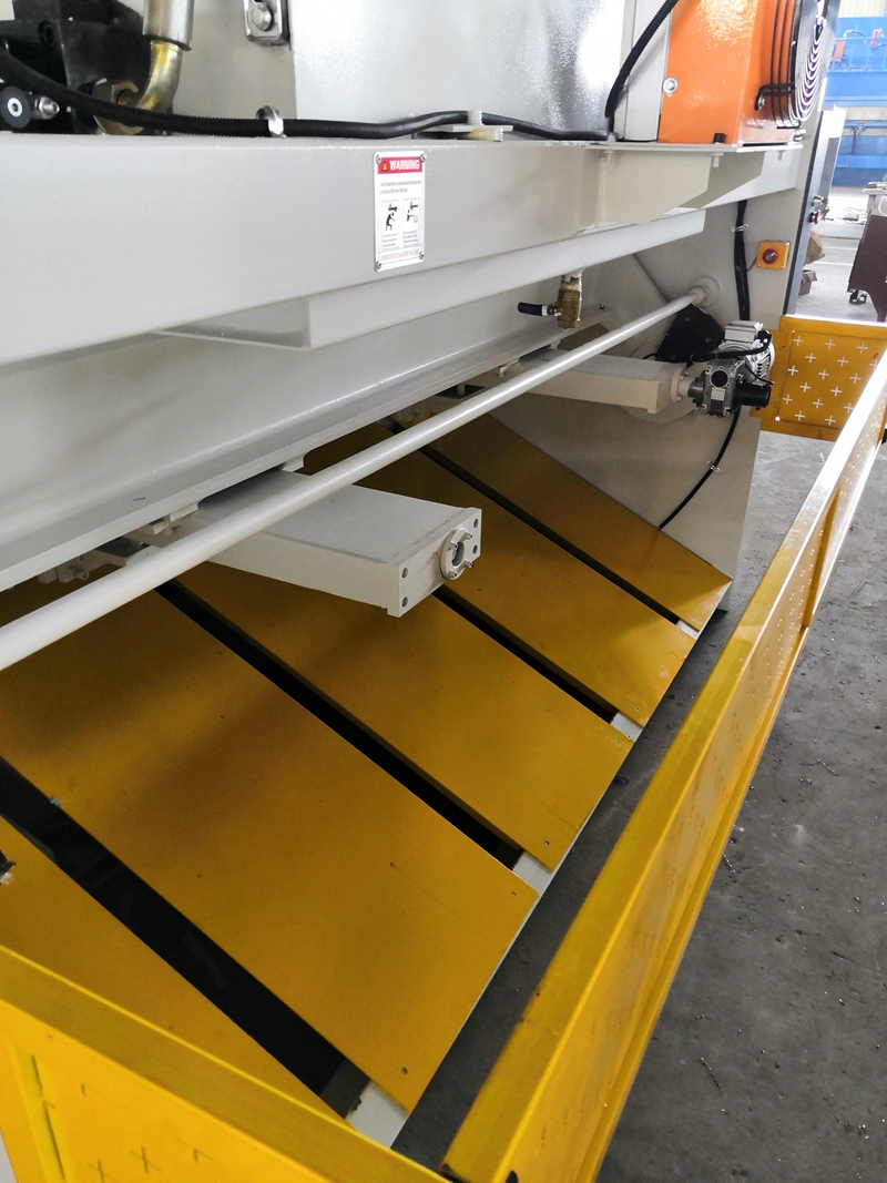 6mm Q11 Electric Sheet Plate Shearing Machine 8 Feet Sheet Metal Shearing Machine 6 mm-es Q11 elektromos lemezlemez nyírógép 8 láb fémlemez nyírógép