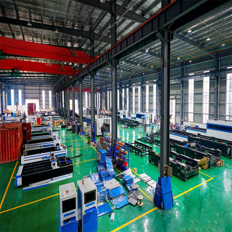 Nagy teljesítményű 3015 2000 W-os fémlemez CNC szálas lézervágó gép 3