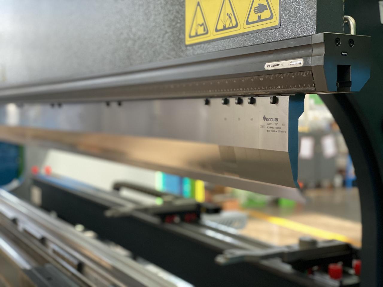 China 220t Cnc Bending Machine 6+1 Axis Hydraulic Press Brake Price Kína 220t Cnc hajlítógép 6+1 tengelyes hidraulikus présfék ár