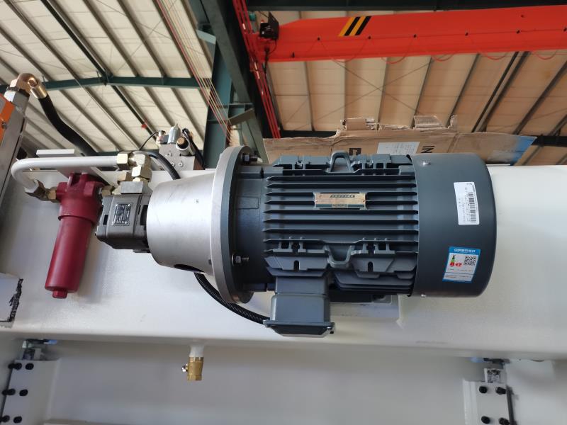 China Metal Hydraulic Press Brake Machine With Reasonable Price Kínai fém hidraulikus présfékezőgép elfogadható áron