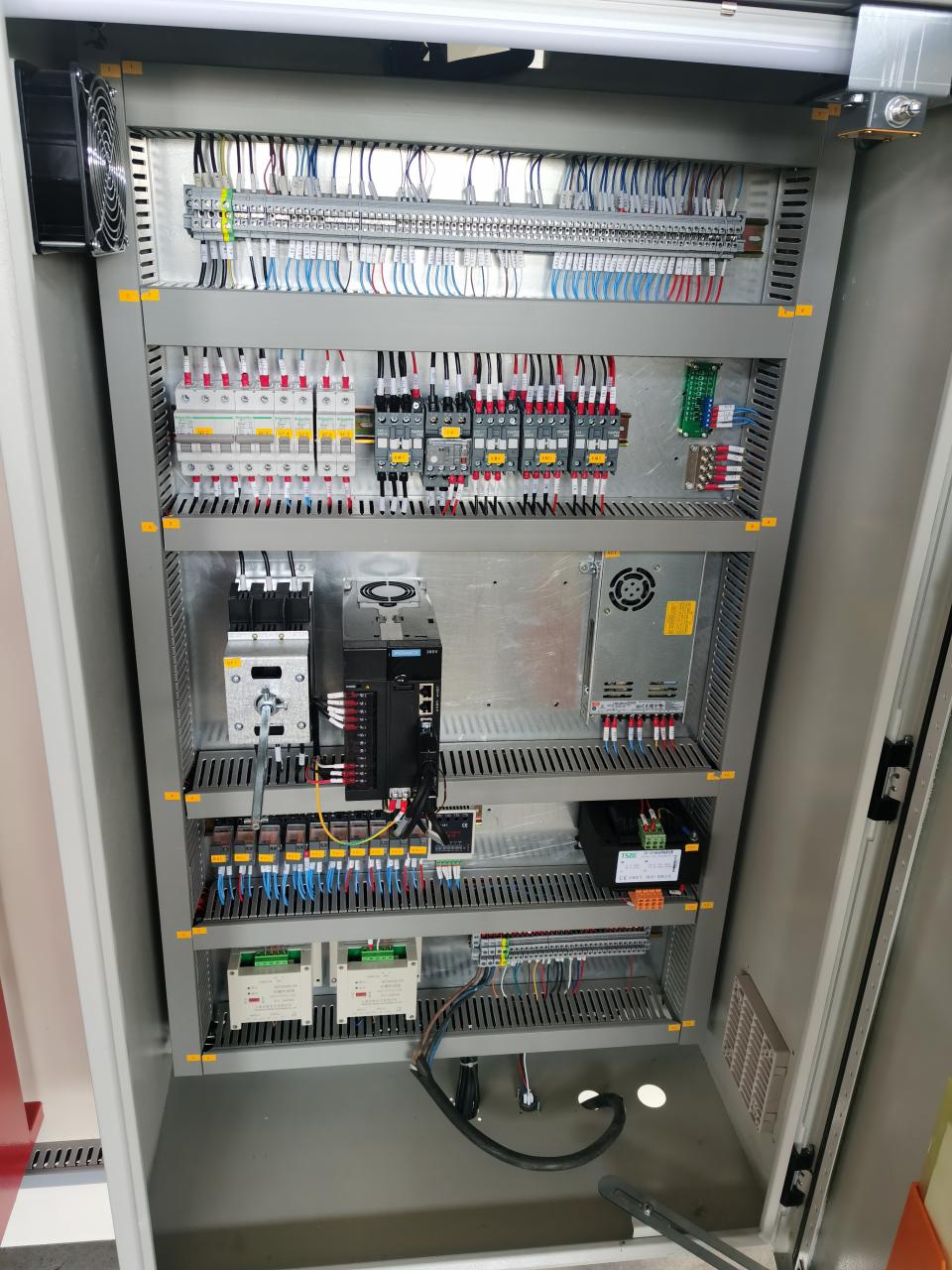 China Metal Hydraulic Press Brake Machine With Reasonable Price Kínai fém hidraulikus présfékezőgép elfogadható áron