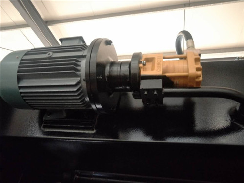 Da53t Cnc System Controller 125t4000 3+1 Axis Cnc Hydraulic Press Brake With Good Quality Da53t Cnc rendszervezérlő 125t4000 3+1 tengelyes Cnc hidraulikus présfék jó minőséggel