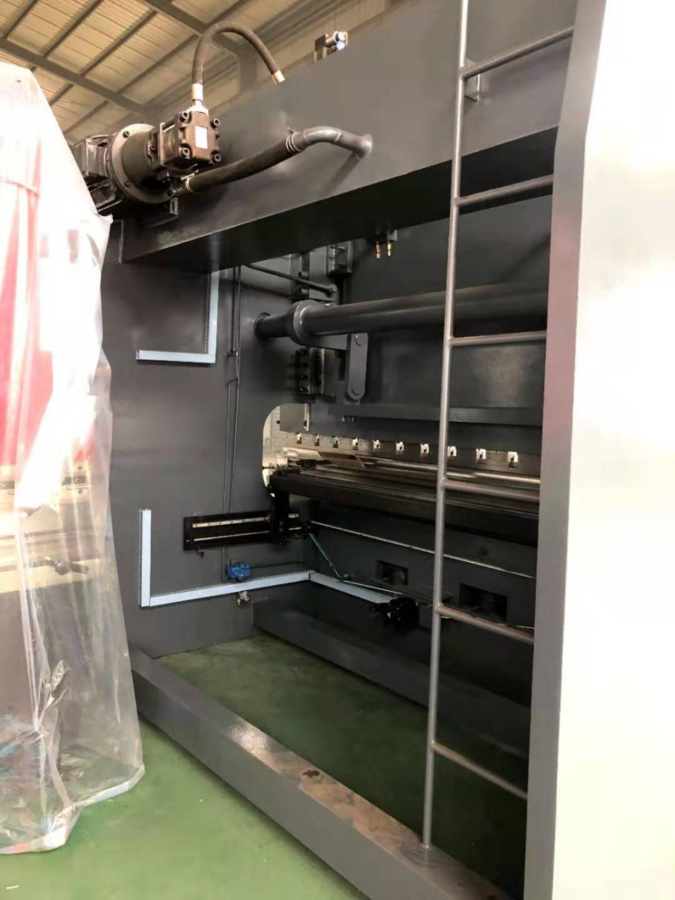 Da53t Cnc System Controller 125t4000 3+1 Axis Cnc Hydraulic Press Brake With Good Quality Da53t Cnc rendszervezérlő 125t4000 3+1 tengelyes Cnc hidraulikus présfék jó minőséggel