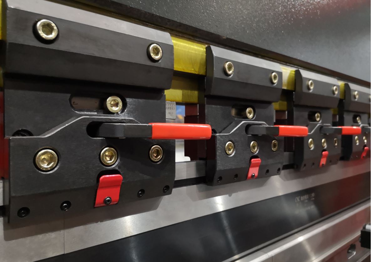 Delem Da66t 125 3+1 4+1 6+1 8+1 Cnc Hydraulic Press Brake For Metal Plate Bending Delem Da66t 125 3+1 4+1 6+1 8+1 Cnc hidraulikus présfék fémlemez hajlításhoz