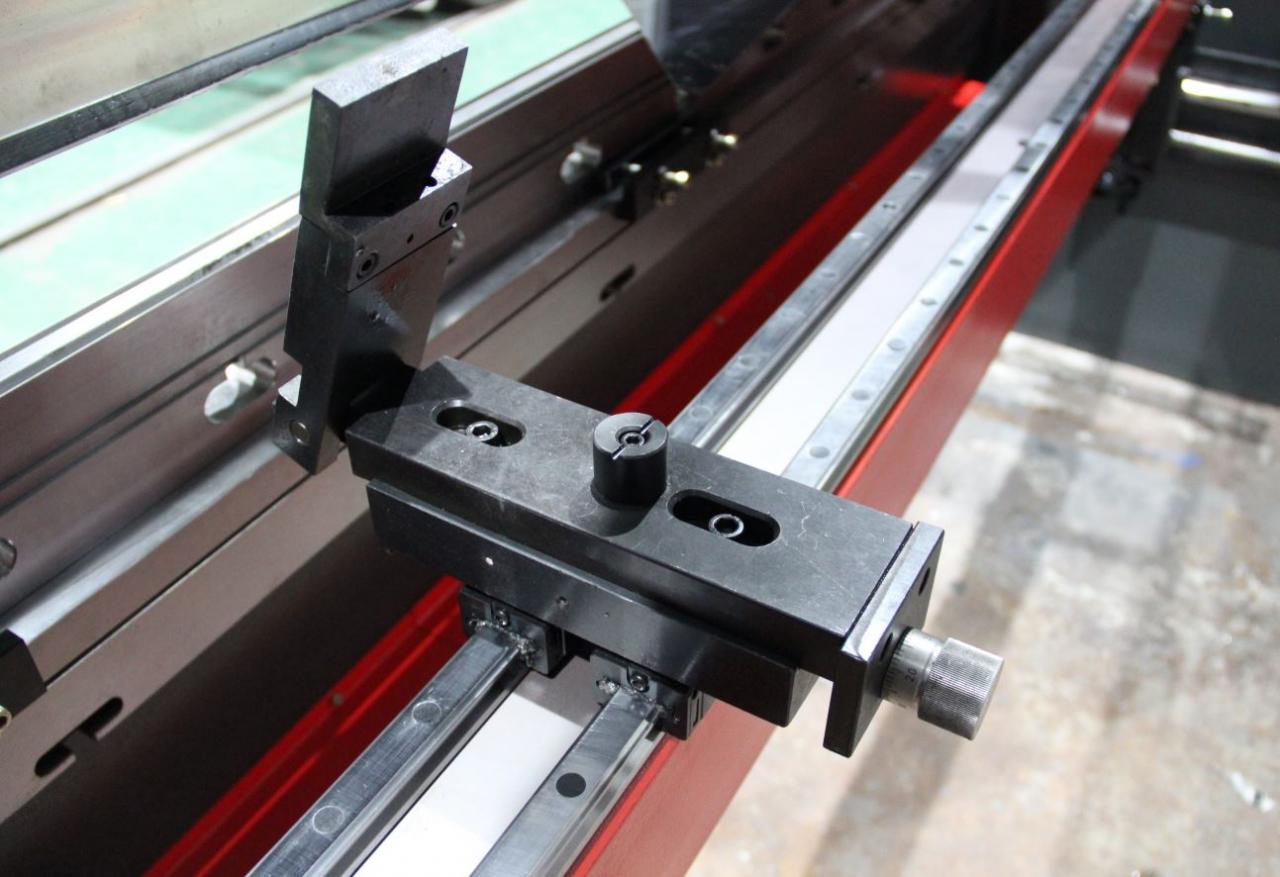 Delem Da66t 125 3+1 4+1 6+1 8+1 Cnc Hydraulic Press Brake For Metal Plate Bending Delem Da66t 125 3+1 4+1 6+1 8+1 Cnc hidraulikus présfék fémlemez hajlításhoz