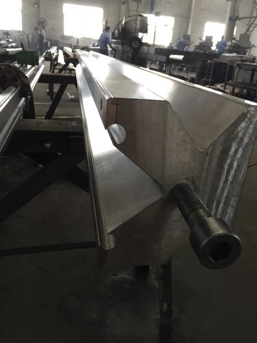 Full Automatic High Power Sheet Bending Machine And Cnc Press Brake Machine Teljesen automatikus nagy teljesítményű lemezhajlító gép és CNC présfékező gép