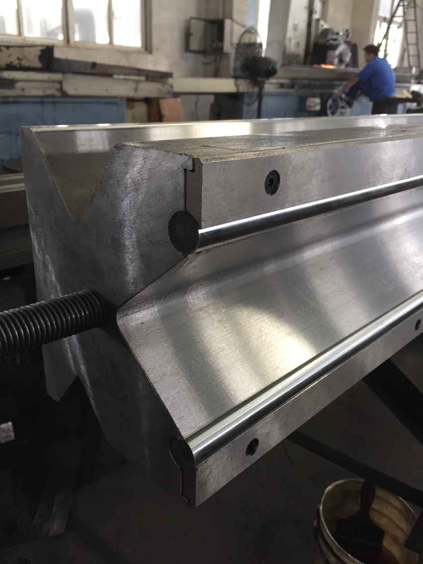 Full Automatic High Power Sheet Bending Machine And Cnc Press Brake Machine Teljesen automatikus nagy teljesítményű lemezhajlító gép és CNC présfékező gép