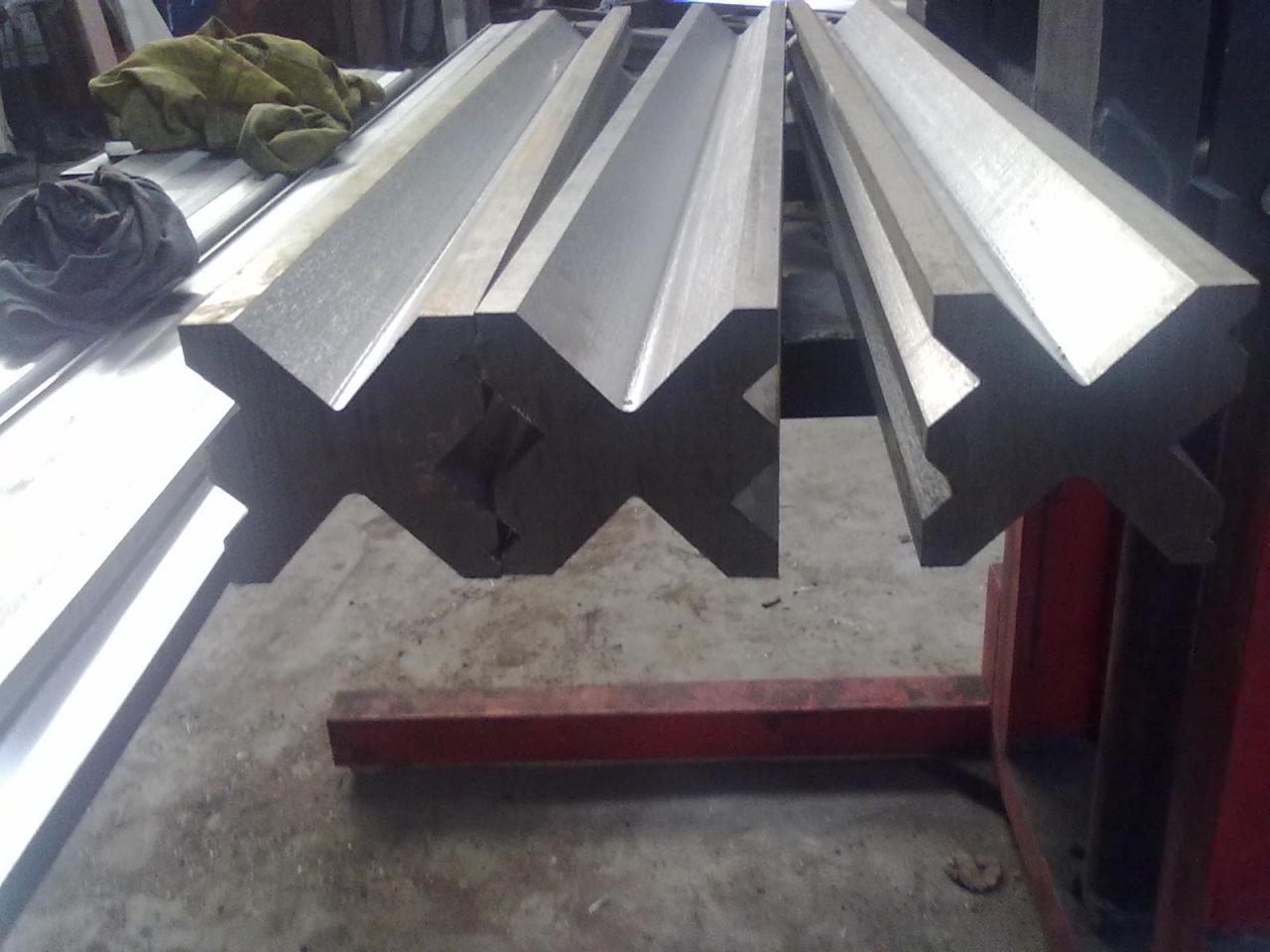 Full Automatic High Power Sheet Bending Machine And Cnc Press Brake Machine Teljesen automatikus nagy teljesítményű lemezhajlító gép és CNC présfékező gép