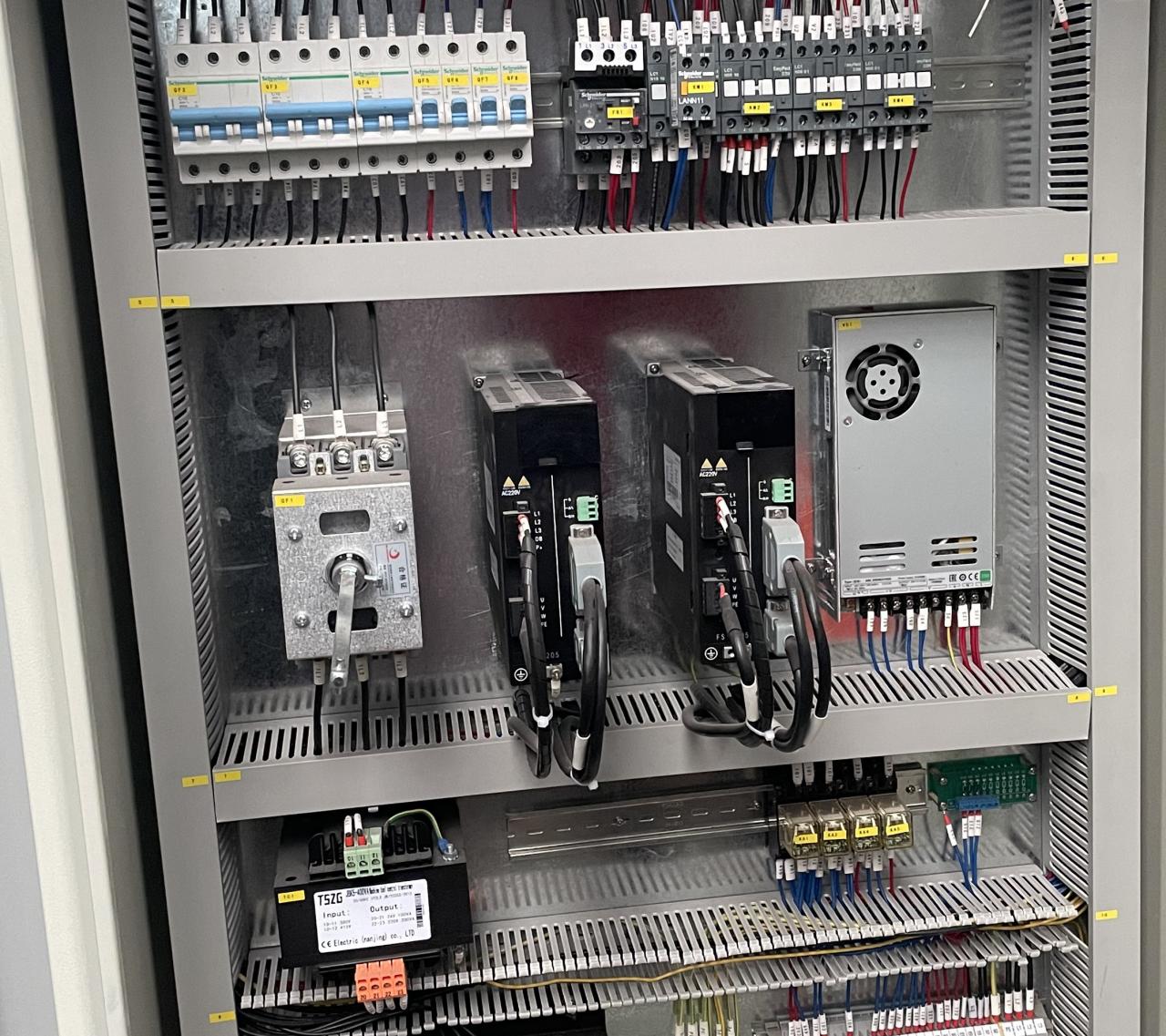 High Quality 3m Press Brake Machine Hydraulic 100 Ton For Sheet Metal Bending Kiváló minőségű 3 m-es présfékezőgép hidraulikus 100 tonnás lemezhajlításhoz